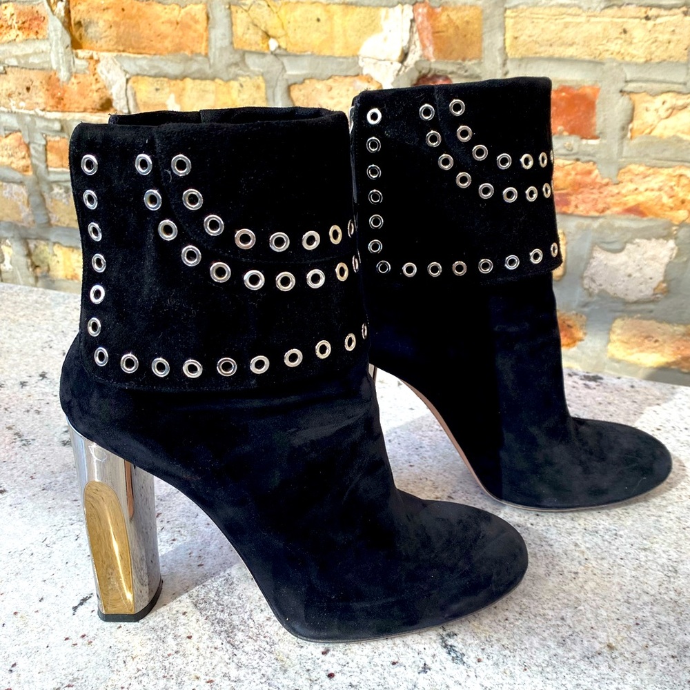 EUC ALEXANDER MCOUEEN
Suede Grommet Studded Ankle Boots